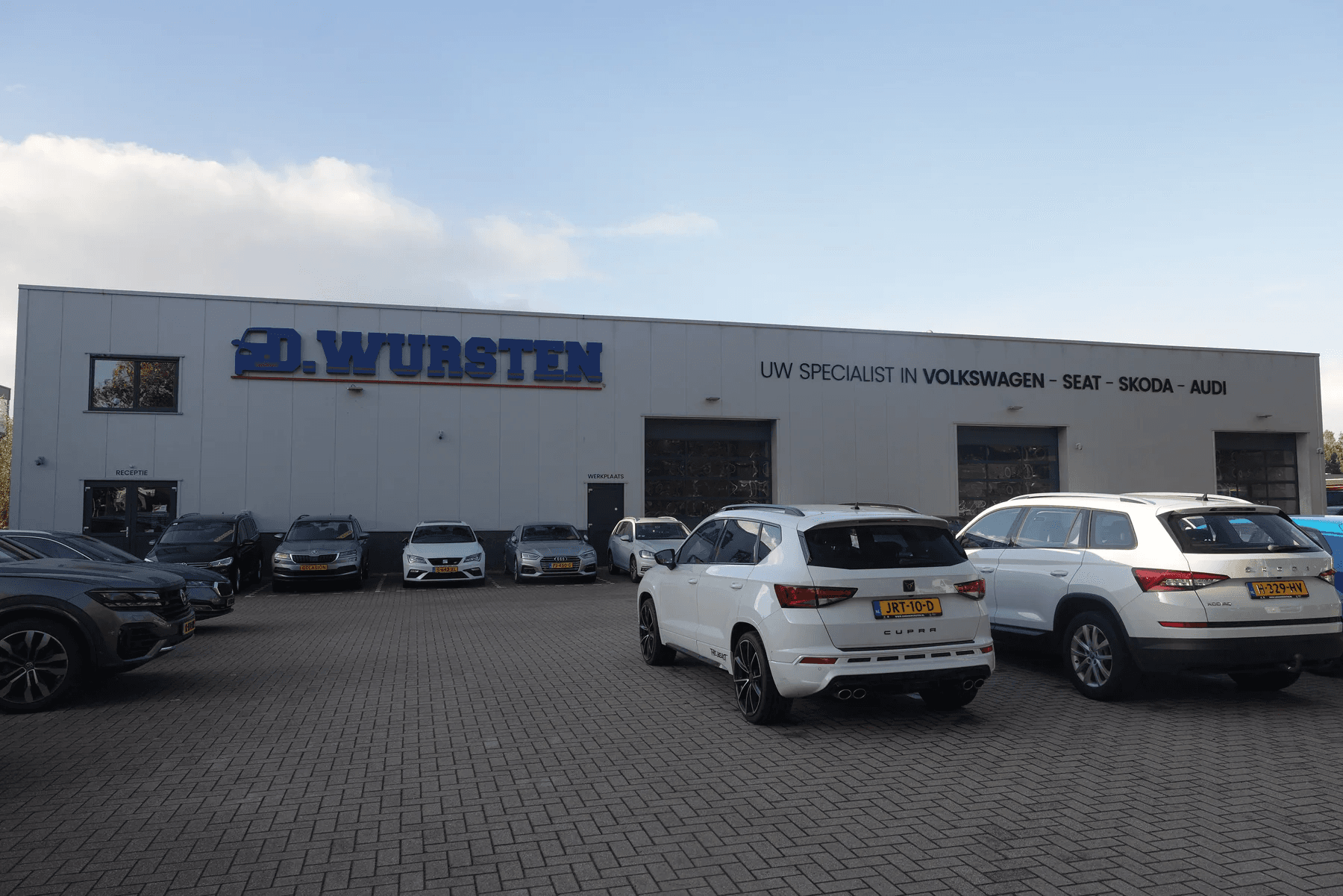 Het voorterrein en de gevel van Garage Wursten in Nieuwerkerk aan den IJssel