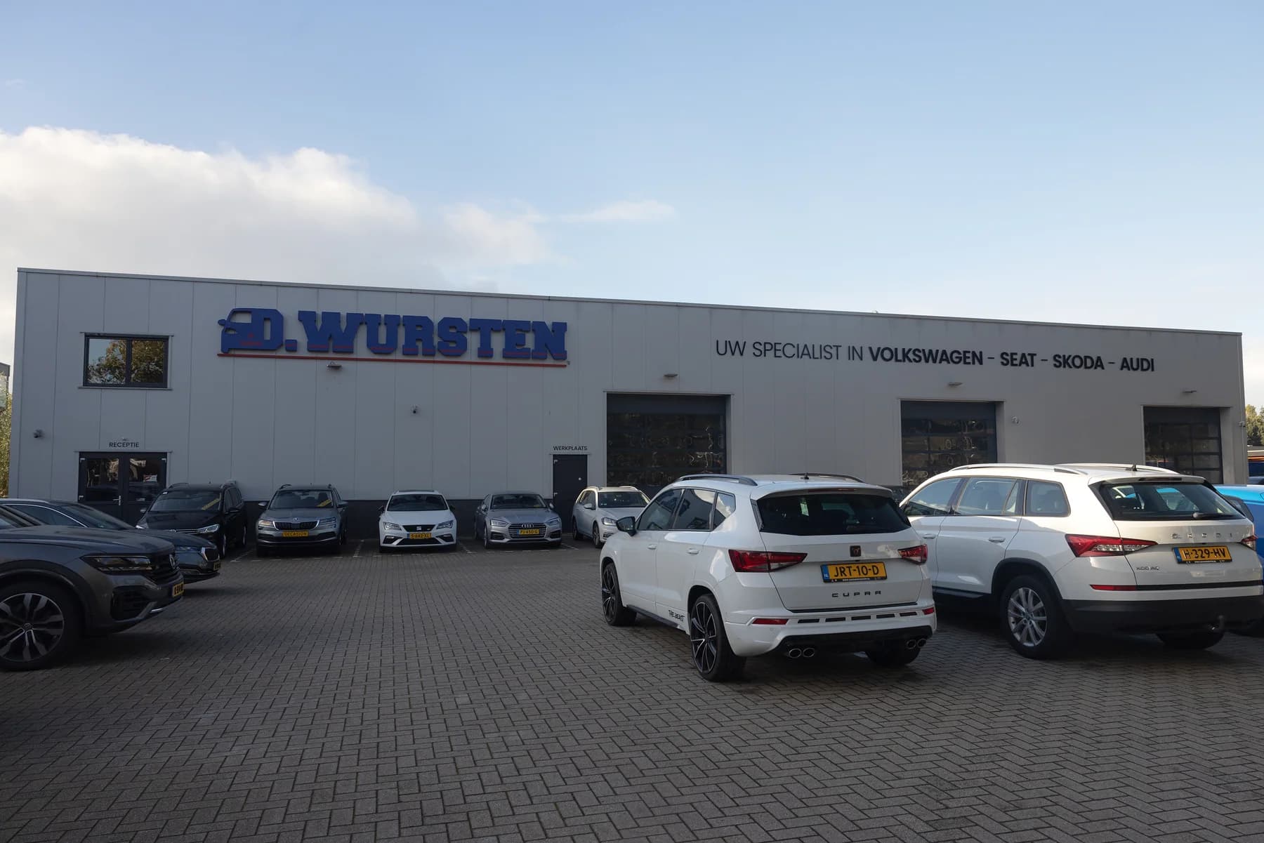 Het voorterrein en de gevel van Garage Wursten in Nieuwerkerk aan den IJssel