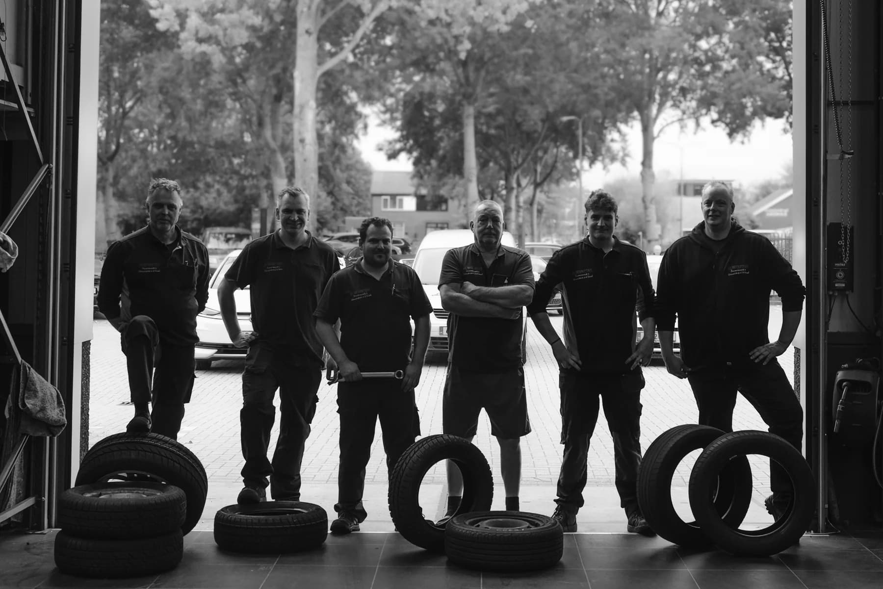 Het team van zes mensen bij Garage Wursten, in de opening van de werkplaats