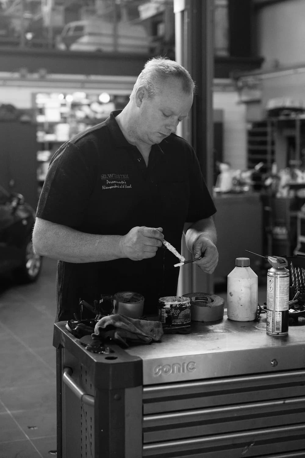 Monteur van Garage Wursten aan het werk bij zijn gereedschapswagen