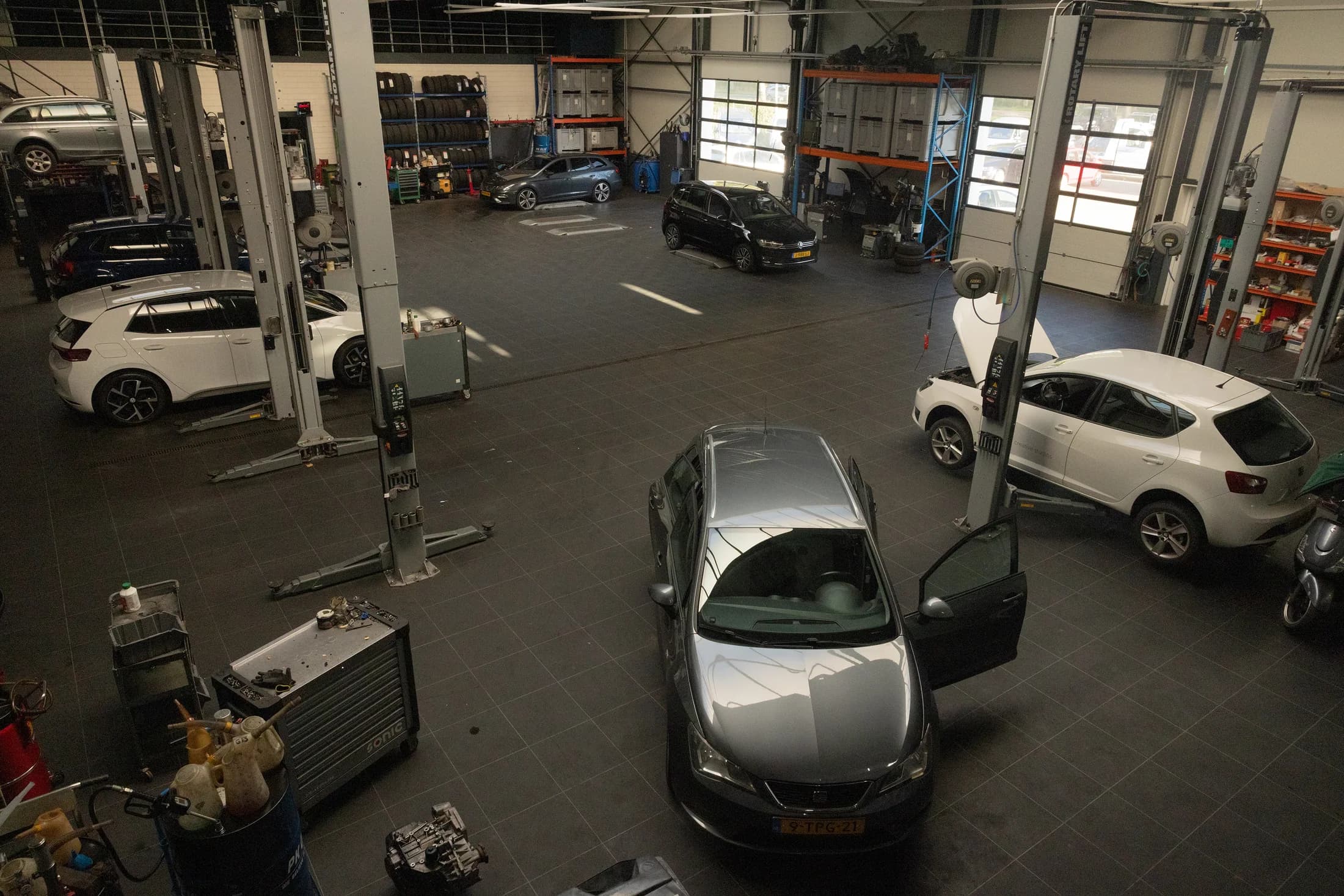Overzicht van de werkplaats van Garage Wursten met auto's en hefbruggen